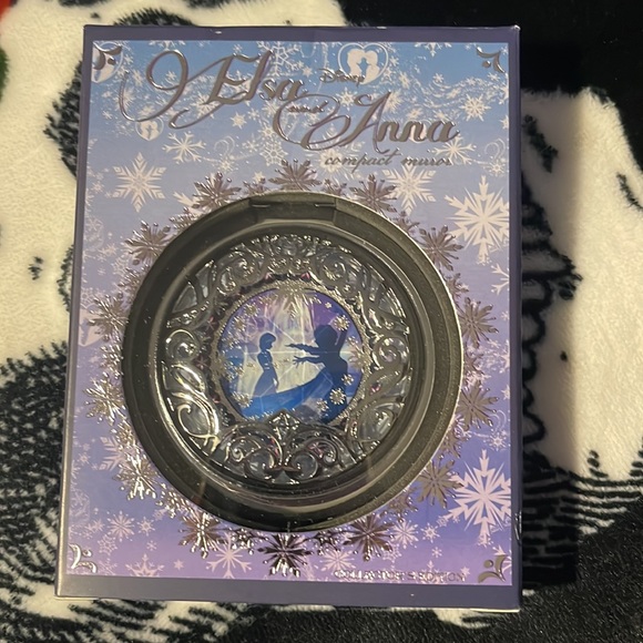 Disney Sephora Collection 2015 Limited Edition Elsa and Anna Compact Mir… - Picture 2 of 3